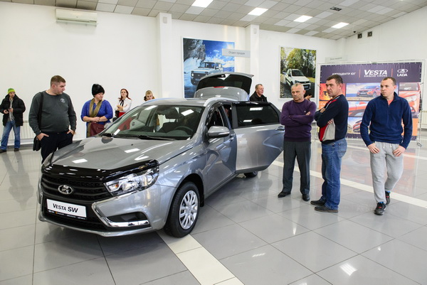 В «Автоцентре ЮГ» барнаульцам презентовали новый автомобиль–гордость «АВТОВАЗа»