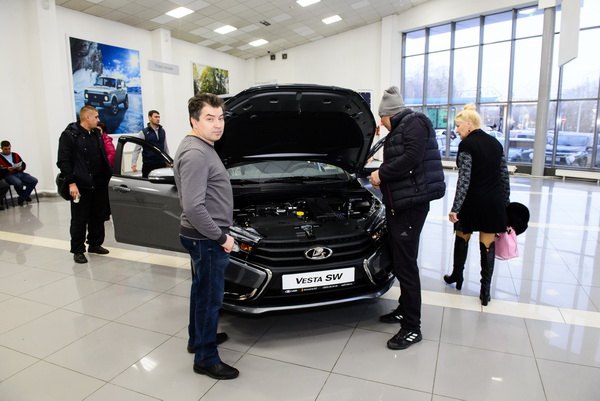 В «Автоцентре ЮГ» барнаульцам презентовали новый автомобиль–гордость «АВТОВАЗа»