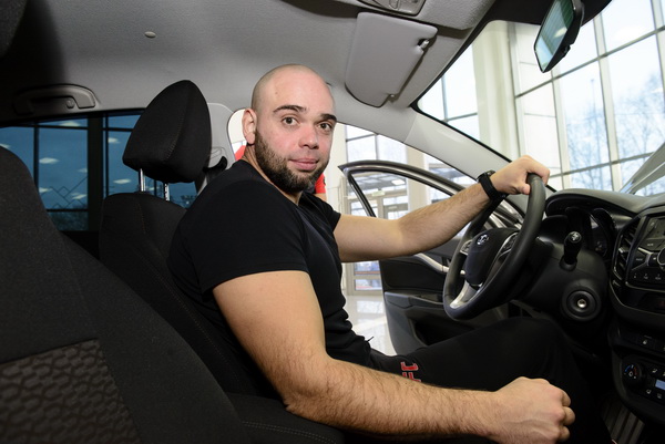 В «Автоцентре ЮГ» барнаульцам презентовали новый автомобиль–гордость «АВТОВАЗа»