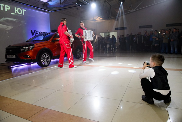 В «Автоцентре ЮГ» барнаульцам презентовали новый автомобиль–гордость «АВТОВАЗа»