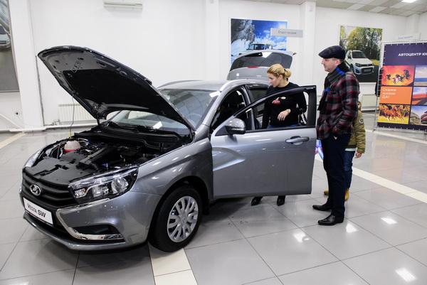 В «Автоцентре ЮГ» барнаульцам презентовали новый автомобиль–гордость «АВТОВАЗа»