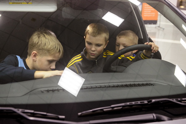 В «Автоцентре ЮГ» барнаульцам презентовали новый автомобиль–гордость «АВТОВАЗа»