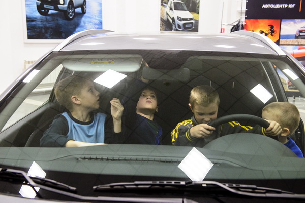 В «Автоцентре ЮГ» барнаульцам презентовали новый автомобиль–гордость «АВТОВАЗа»
