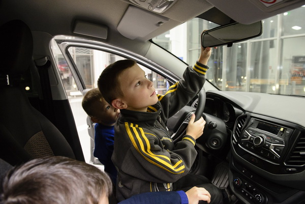 В «Автоцентре ЮГ» барнаульцам презентовали новый автомобиль–гордость «АВТОВАЗа»