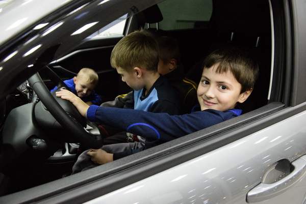 В «Автоцентре ЮГ» барнаульцам презентовали новый автомобиль–гордость «АВТОВАЗа»