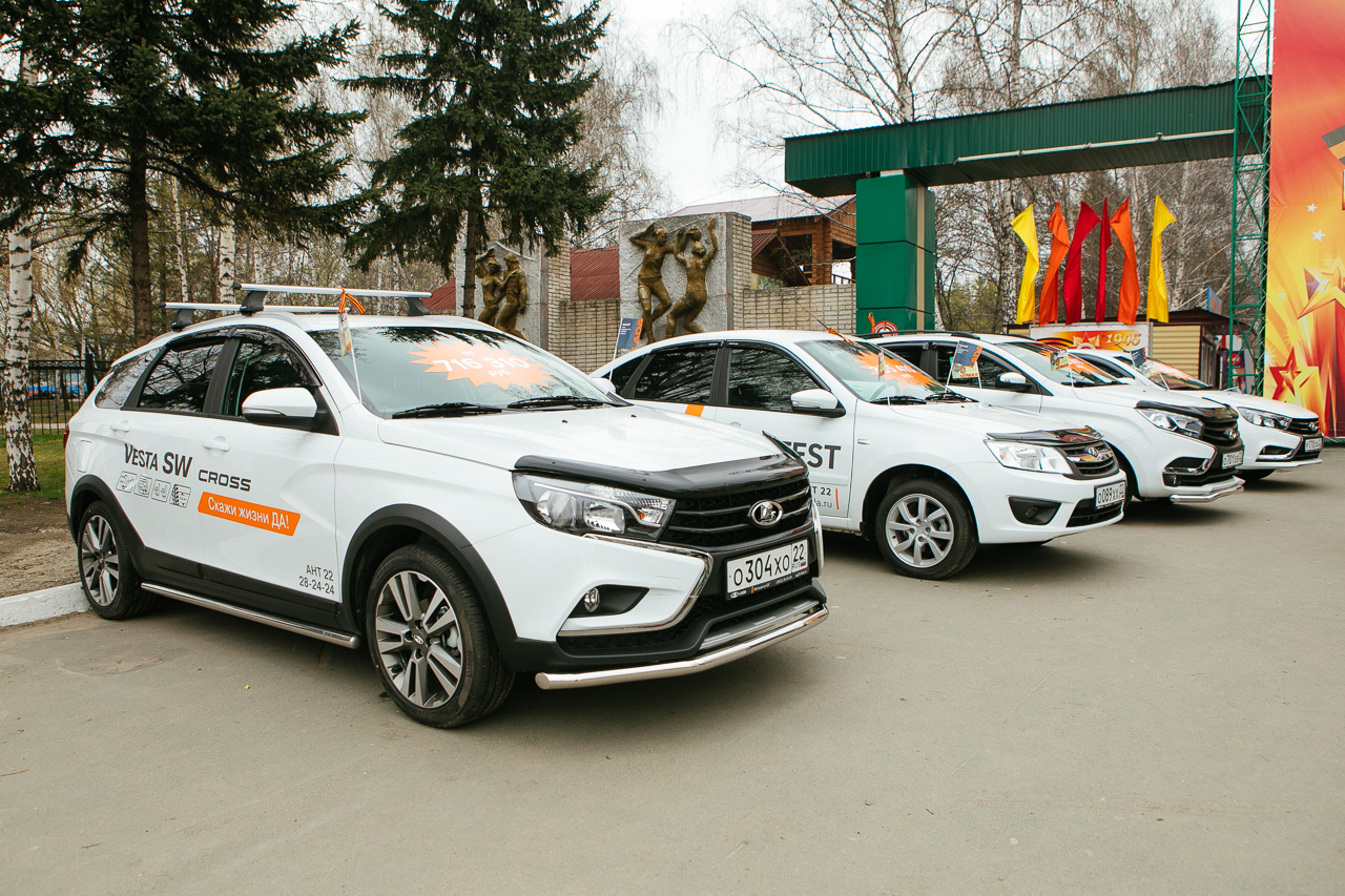 Друзья, в парке ''Лесная сказка'' 9 мая проходил парад автомобилей LADA