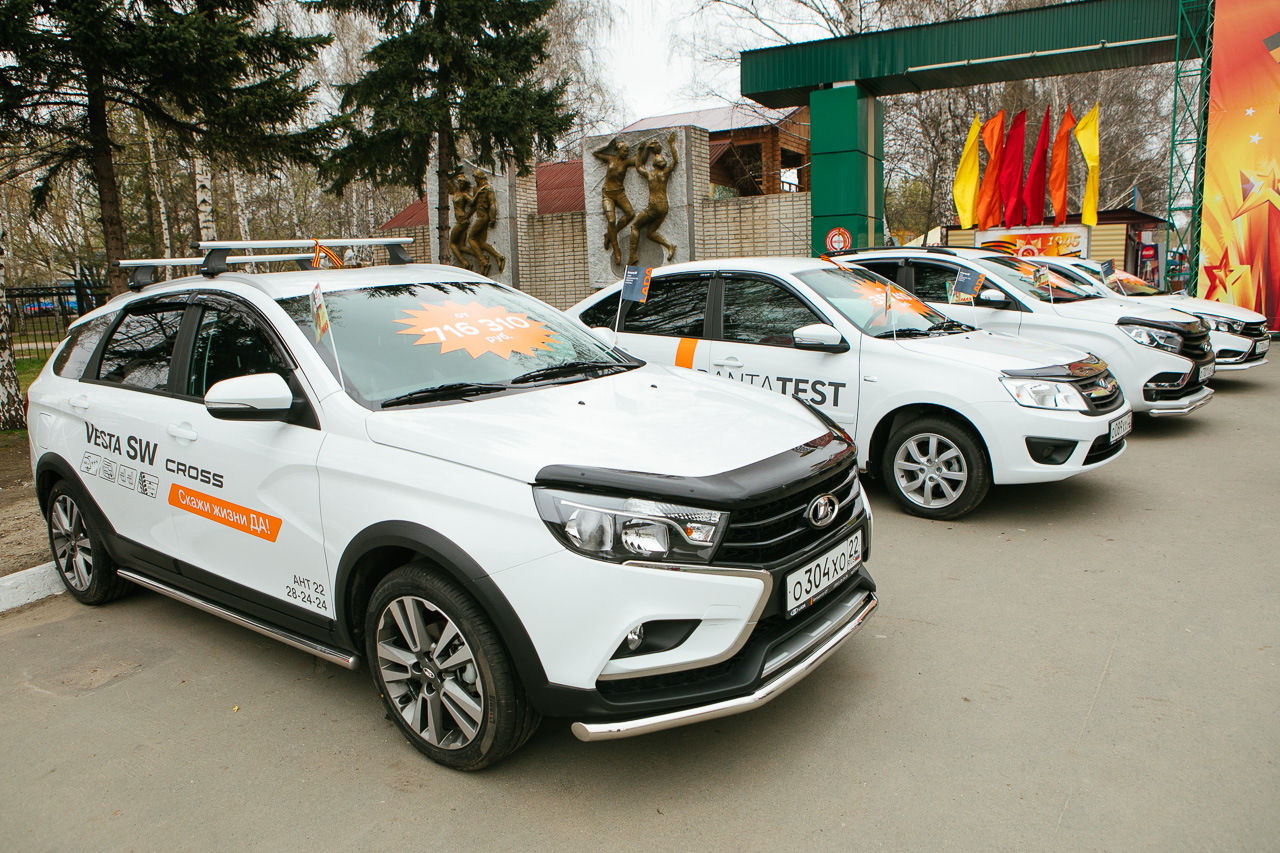 Друзья, в парке ''Лесная сказка'' 9 мая проходил парад автомобилей LADA
